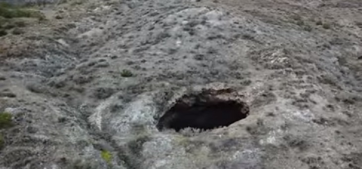 В Испании сняли на камеру вылетающих из провала в земле орбов