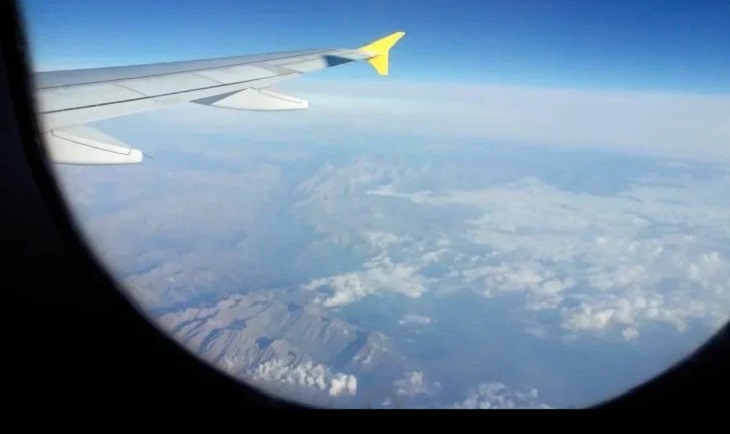 Женщина родила ребенка на борту летящего самолета