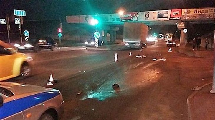 В Лиде на переходе сбили пешехода: девушка выбежала на дорогу на запрещающий сигнал светофора