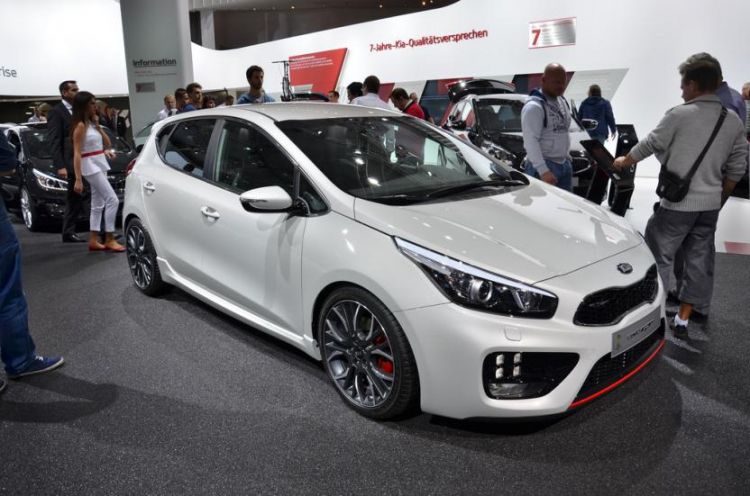 Kia опубликовала первый тизер компактного кроссовера Kia Xceed