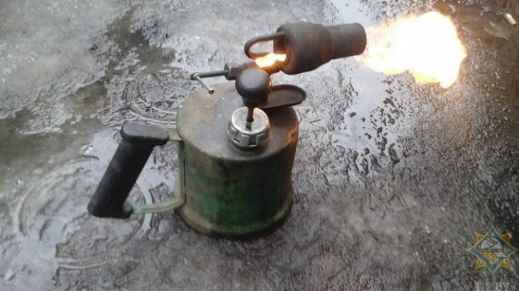 Паяльная лампа вспыхнула в руках у мужчины под Минском Паяльная лампа вспыхнула в руках у мужчины под Минском