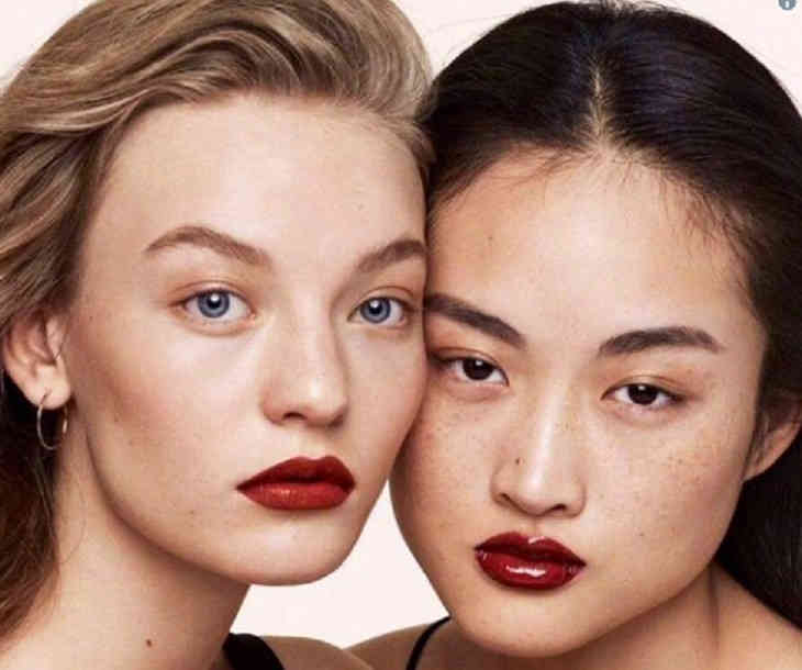 Китайцы возмутились рекламой популярного бренда из-за веснушек модели