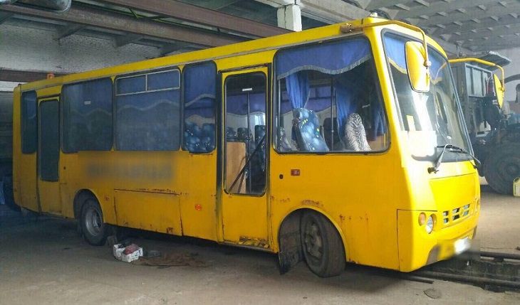 В Кировском районе рабочего насмерть придавило автобусом в яме гаража