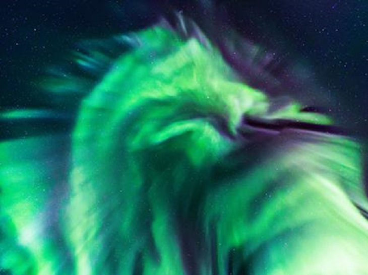 В небе над Исландией увидели «огнедышащего дракона»