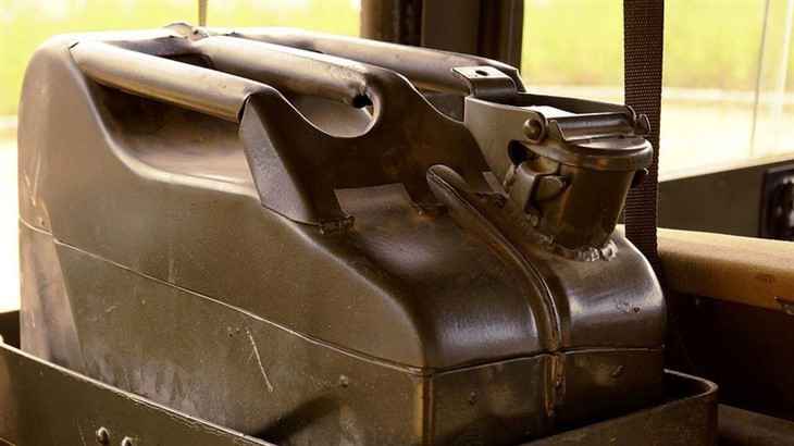 В Вилейке двое мужчин «раздели» чужую машину и воровали бензин В Вилейке двое мужчин «раздели» чужую машину и воровали бензин