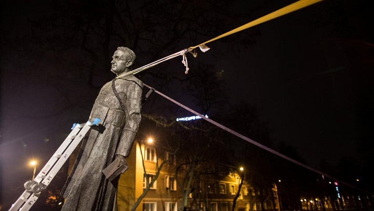 В Гданьске повалили памятник заподозренному в педофилии священнику