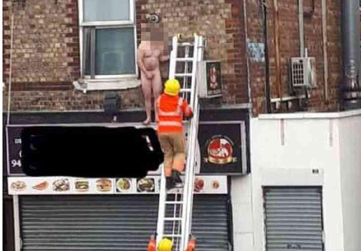 В Великобритании мужчину нагишом выставили за окно массажного салона В Великобритании мужчину нагишом выставили за окно массажного салона