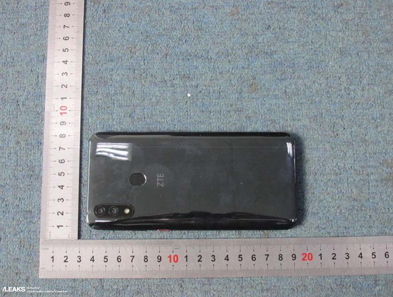 Смартфон ZTE Blade V10 со всех сторон показали на «живых» фото Смартфон ZTE Blade V10 со всех сторон показали на «живых» фото