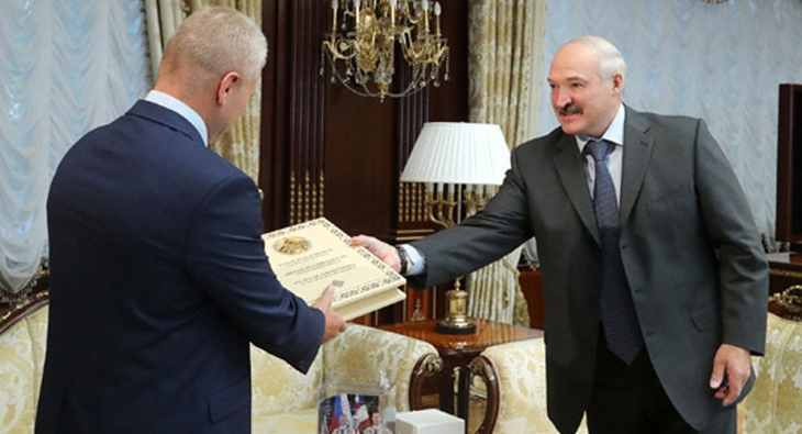 Лукашенко признался в трепетном отношении к книгам