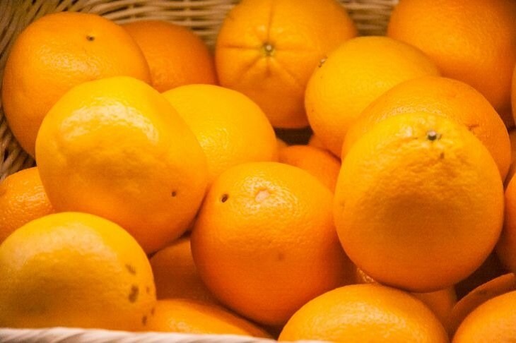 Авитаминоз: в Барановичах парень украл ящик апельсинов, но домой донес только два