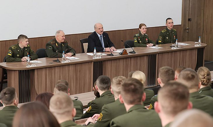 Лукашенко рассказал курсантам Военной академии, куда ходит в пять утра