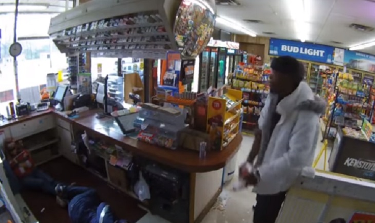 Неизвестный обмотал скотчем и поджег женщину