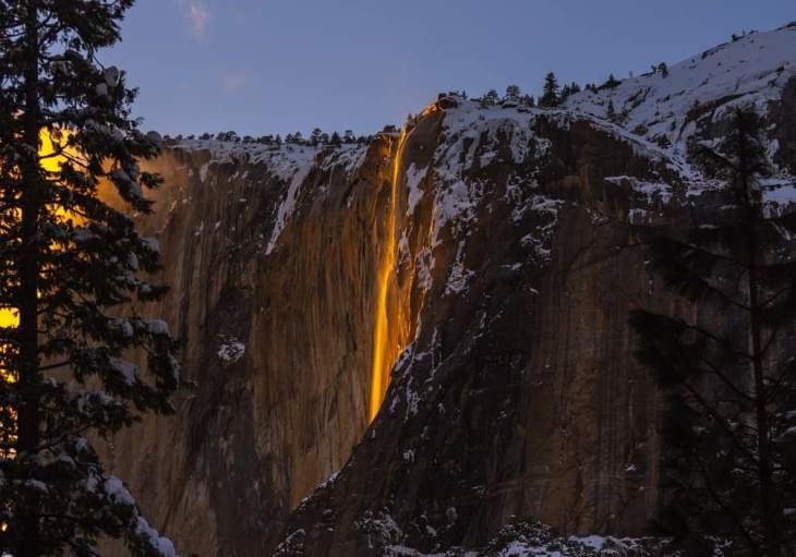 Невероятное явление: «Огненный водопад» появился в Калифорнии