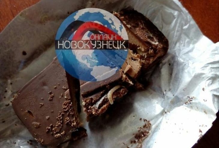 Россиян накормили шоколадными конфетами с червями