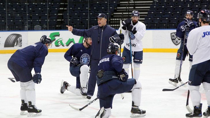 Две пятерки динамовцев готовятся к матчу с командой Захарова Две пятерки динамовцев готовятся к матчу с командой Захарова