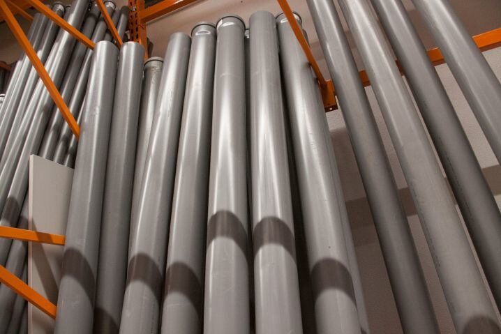 Воспитательнице снизили зарплату. В детсад пришел ее брат с арматурой