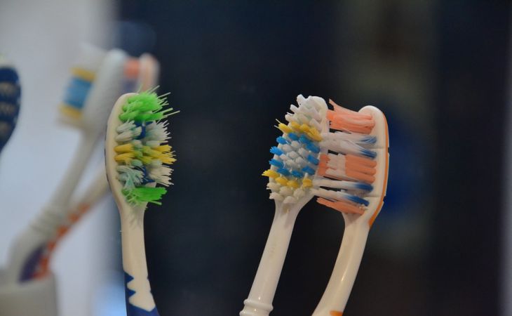 Эксперты назвали 7 ошибок при чистке зубов, которые совершают почти все