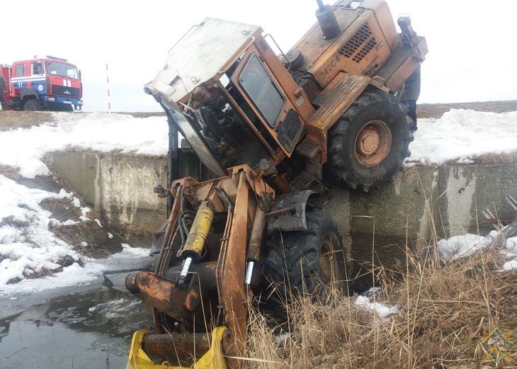 В Добрушском районе трактор съехал в мелиоративный канал и прижал человека к шлюзу