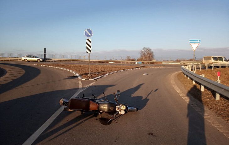 На Гомельщине байкер-бесправник врезался в дорожный знак