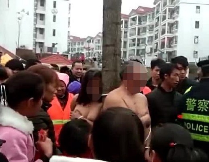 Китаянка привязала к дереву неверного мужа с любовницей Китаянка привязала к дереву неверного мужа с любовницей