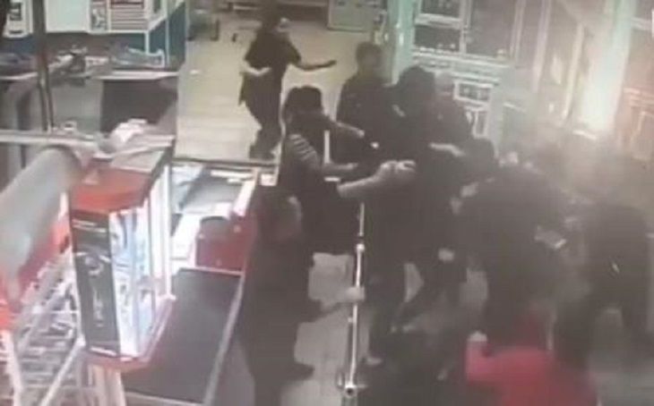 Банка шпрот стала причиной побоища с поножовщиной в магазине 