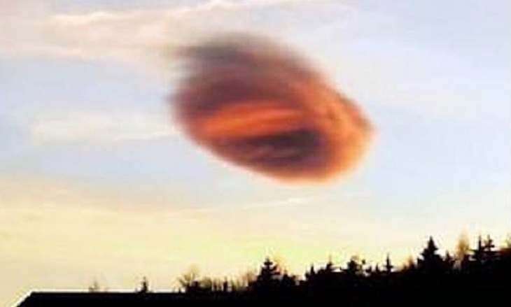 В небе над Чехией заметили загадочный летающий объект Сразу два оранжевых НЛО сфотографировали в Чехии