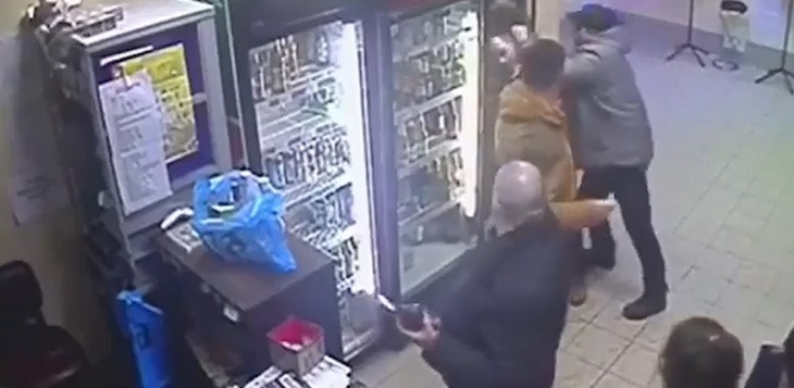 «Баба мечты»: хрупкая продавщица двумя ударами успокоила пьяного дебошира