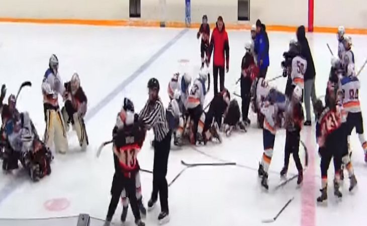 В Минске юные хоккеисты устроили массовую драку на льду