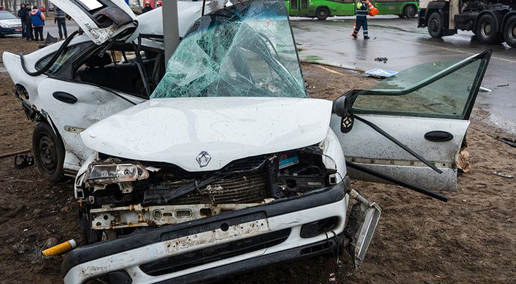 Смертельное ДТП в Светлогорске: Renault впечатался в рекламный щит