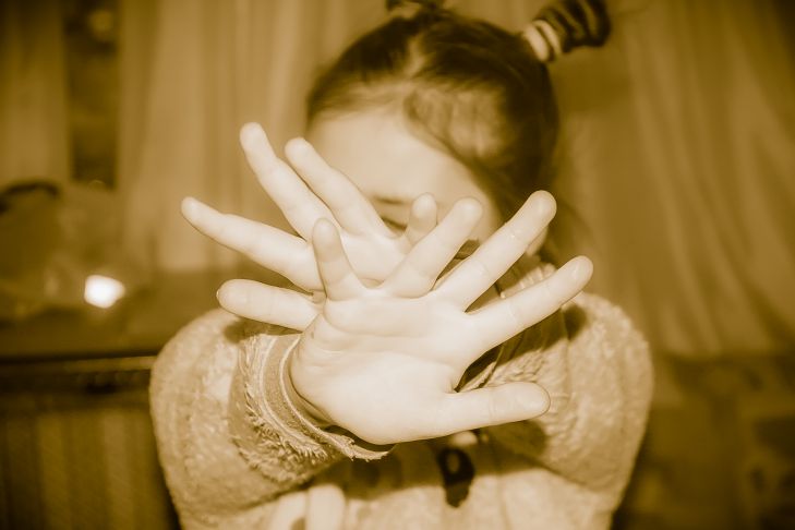 Отец выбросил из окна дома четверых детей