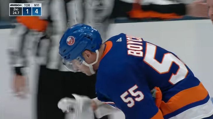 Удар коньком едва не перерезал горло хоккеисту