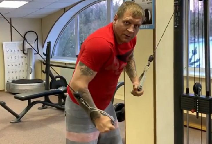 Толпа полицейских пыталась скрутить пьяного бойца Емельяненко