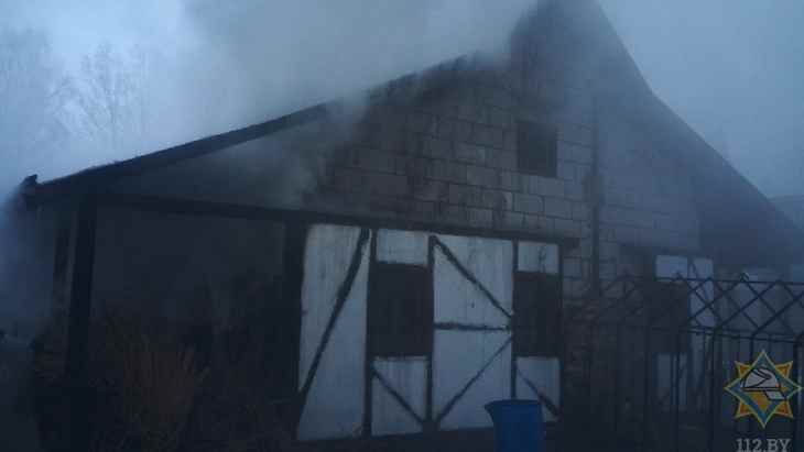 В Ждановичах мужчина спасал свой дом от огня и получил ожоги