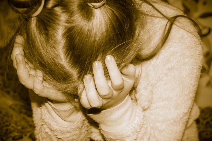 11-летнюю девочку изнасиловал пенсионер: ее заставили рожать