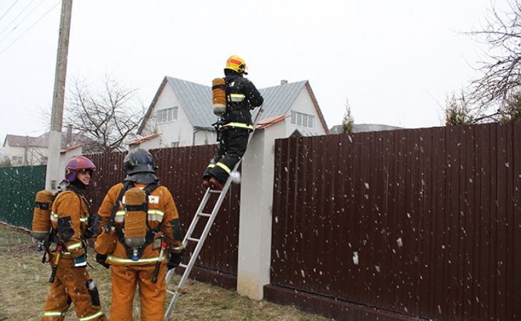 Сотрудникам МЧС пришлось ликвидировать возгорание через забор