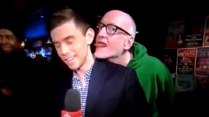 Репортер пожаловался на комика, лизнувшего ему ухо Репортер пожаловался на комика, лизнувшего ему ухо