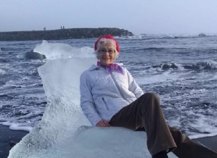 Пенсионерка села на льдину и уплыла на ней в море
