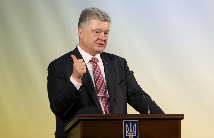 «Просто озверел, стал сатаной»: появилось видео, как Порошенко хлопает девушку по щеке