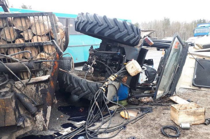 Под Осиповичами фура протаранила трактор с бревнами