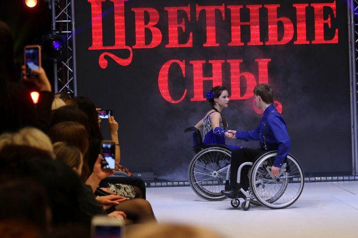 На подиум Национальной школы красоты вышли особенные модели