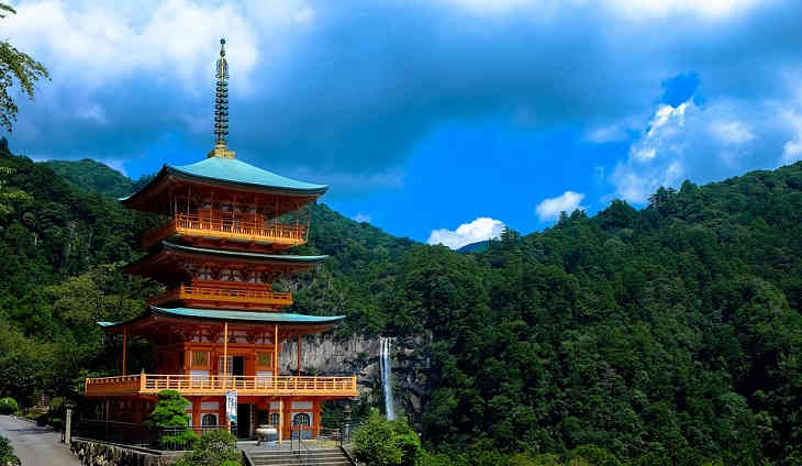 В Японии храмы начали принимать пожертвования через интернет