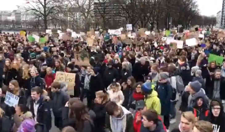 Три тысячи школьников митинговали против глобального потепления