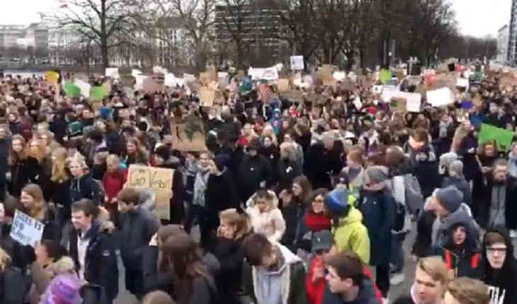Три тысячи школьников митинговали против глобального потепления Три тысячи школьников митинговали против глобального потепления