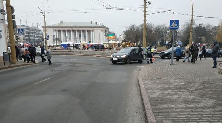 В центре Гродно сбили пешехода: женщина побежала на красный свет В центре Гродно сбили пешехода: женщина побежала на красный свет