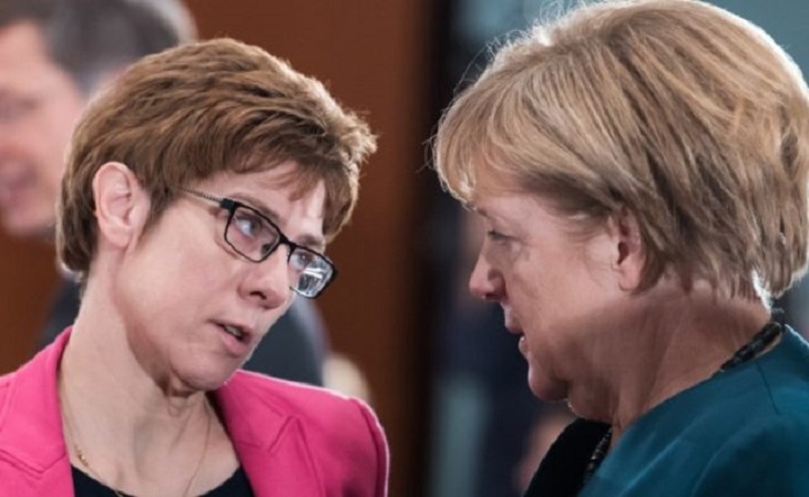 Преемницу Меркель осудили за шутку о туалетах для «нейтрального пола»