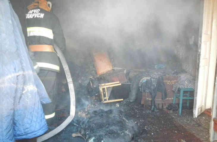 В Ельском районе в деревянном доме сгорел мужчина