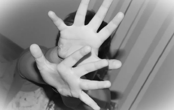 Женщина оставила у себя знакомого на ночь, а он изнасиловал ее 15-летнюю дочь