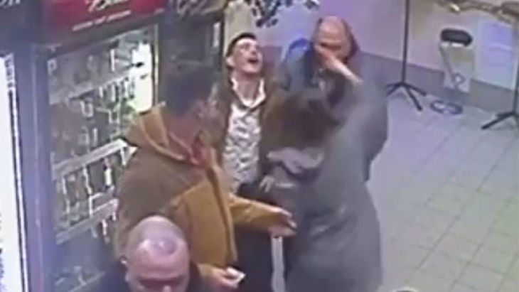 Девушка-продавец рассказала, как отправила в нокаут буйного покупателя