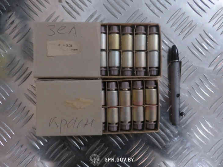 В Беларусь пытались провезти дубинки и электрошокер из Литвы и осветительные патроны из Польши