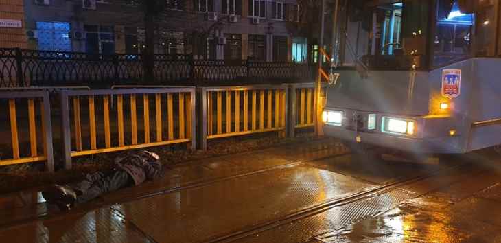 Минчанин прилег на рельсы. «Минсктранс» назвал его «помехой на путях»